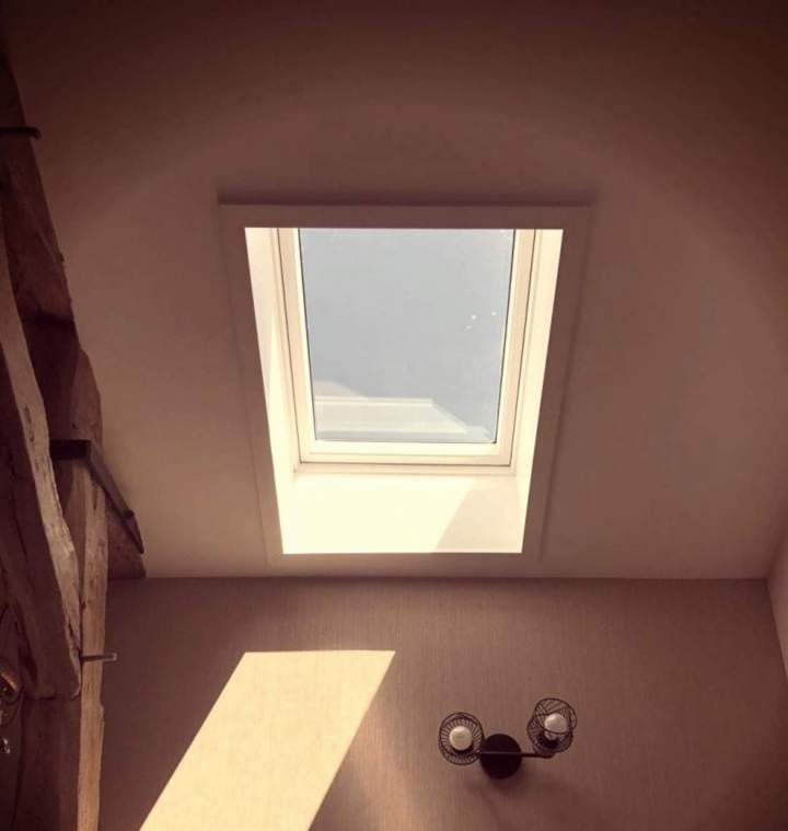 Installation précise de fenêtres de toit Velux pour plus de lumière
