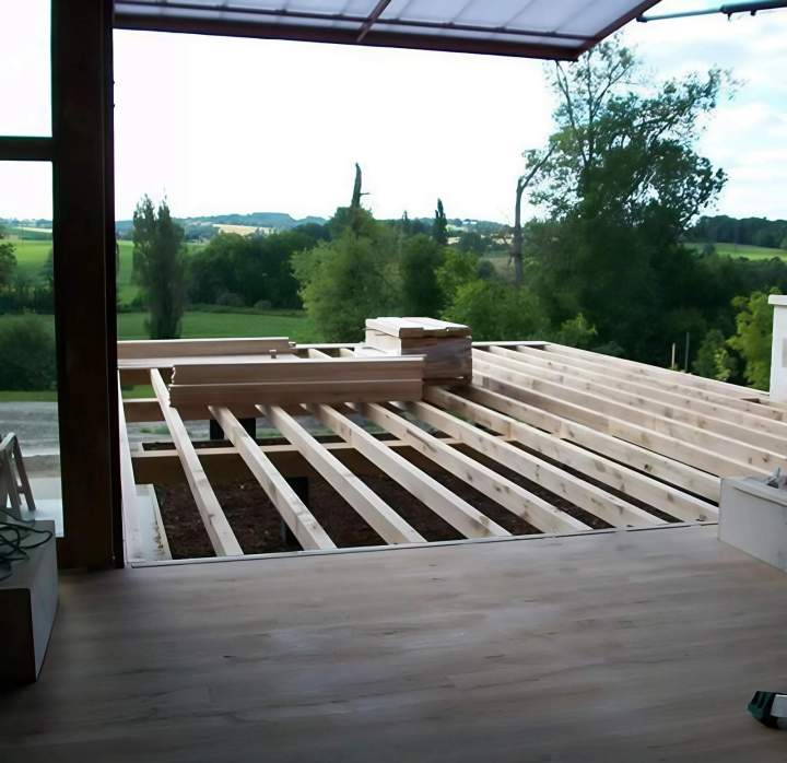 Aménagement extérieur avec une terrasse en bois personnalisée.