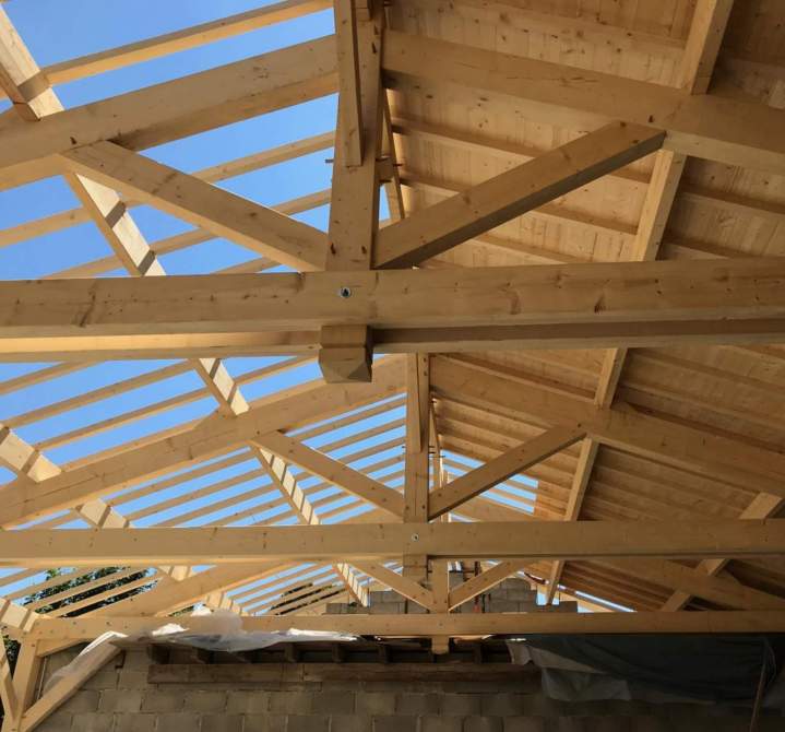 Création et pose de charpentes traditionnelles robustes.